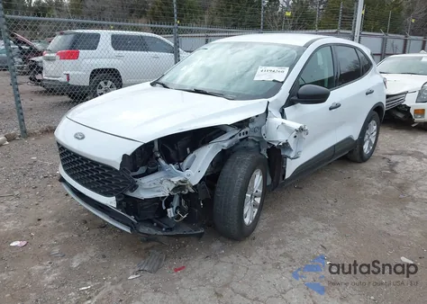 2022 Ford Escape S z USA, uszkodzony, nr VIN 1FMCU0F67NUB38837